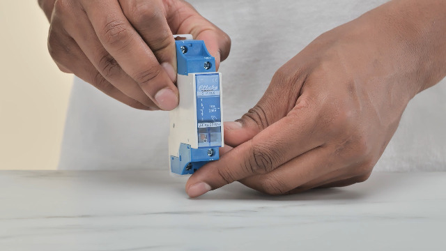 Eltako S12-100-24v DC - Telerruptor Electromecanico S12-100-24v Corriente Continua