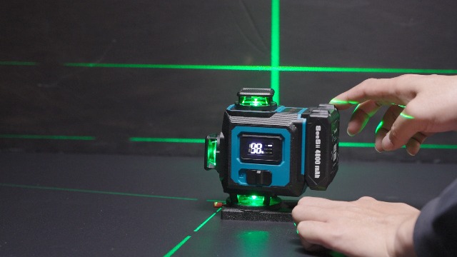 Amazon | SEESII レーザー墨出し器 グリーンレーザー 水平器 4x360° 16