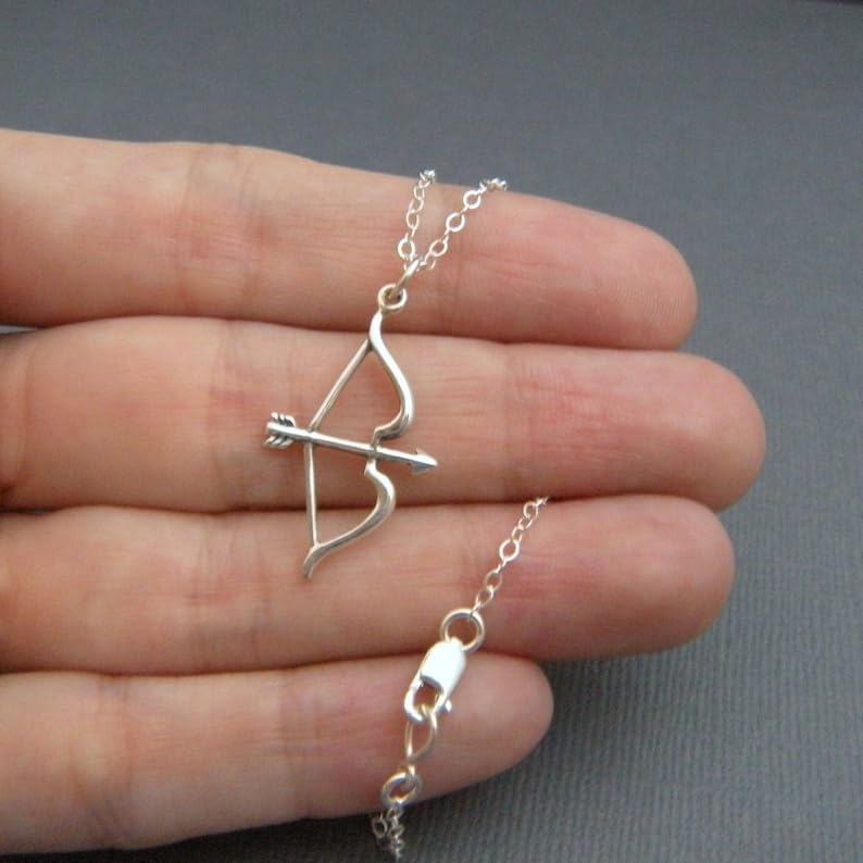 LKBEADS Collana con arco e freccia in argento sterling 925. Collana. Ciondolo per tiro con l'arco. Piccoli gioielli semplici. Collana moderna con arco e freccia. Regalo per arciere | Con catena da 18