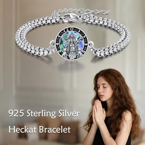 Pulsera Hécate de plata para realzar tu look diario con un amuleto de triple luna 6