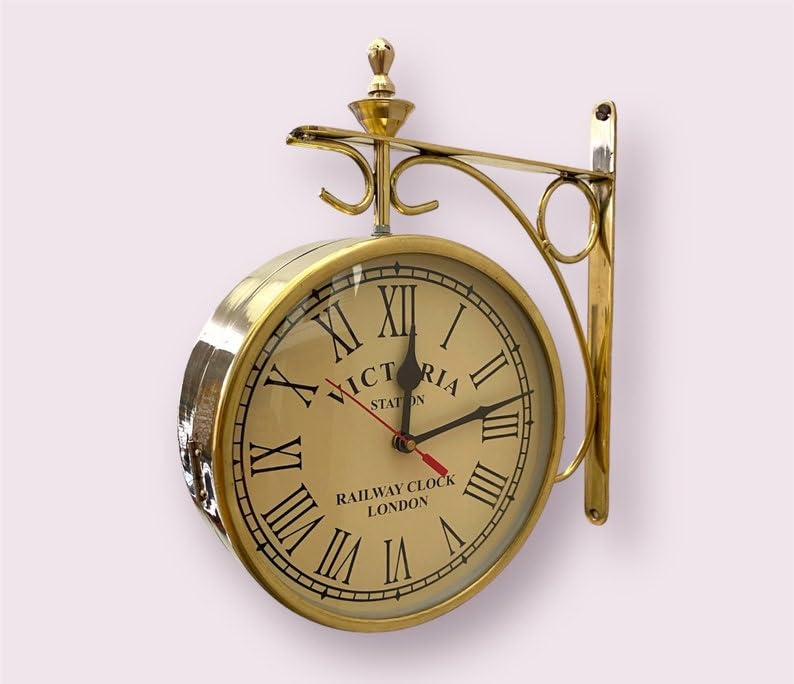 Horloge double face en laiton pour lire l'heure des deux côtés du salon