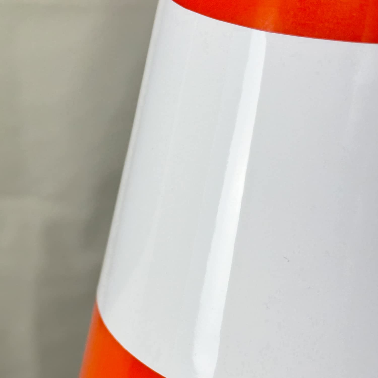 UvV 4 x 50 cm Leitkegel Warnleitkegel Pylon 1,2 kg schwer 500 mm Verkehrshütchen Kegel Orange mit 2 weissen Streifen (Folie) stapelbar Hergestellt in Delbrück (Orange-Weiss)