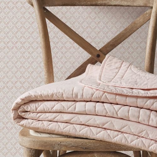 Image of Martha Stewart - Queen Size Quilt Set, Soft & Breathable Cotton Percale Quilted Bedding with Matching Pillowcases, Scalloped Edge Bed Set, Vintage Scallop Pink