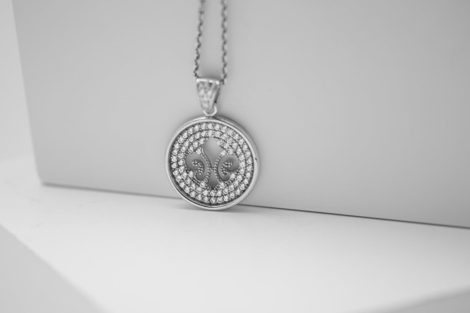 Colgante circular de Plata de Ley 925 y Circonitas blancas - Flor de Lis (18 mm)