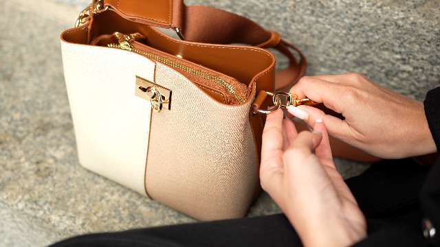 本革&Lulu beigeショルダーバッグ RB601-121 FOLSOM BLVD TODAY Small Leather Crossbody Bucket Shoulder Hand