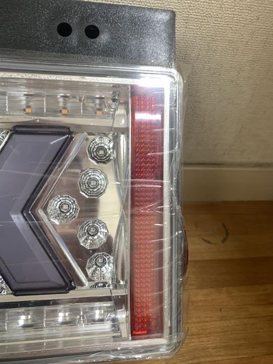 トラック24V用ランボルギーニ風テールレンズです。