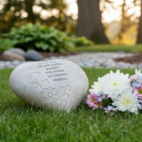 com-four® Grab-Dekoration in Herz-Form - verzierter Trauerstein mit Gedenkspruch - Gedenkstein mit Aufschrift - wetterfester Grabschmuck mit Schmetterlingen