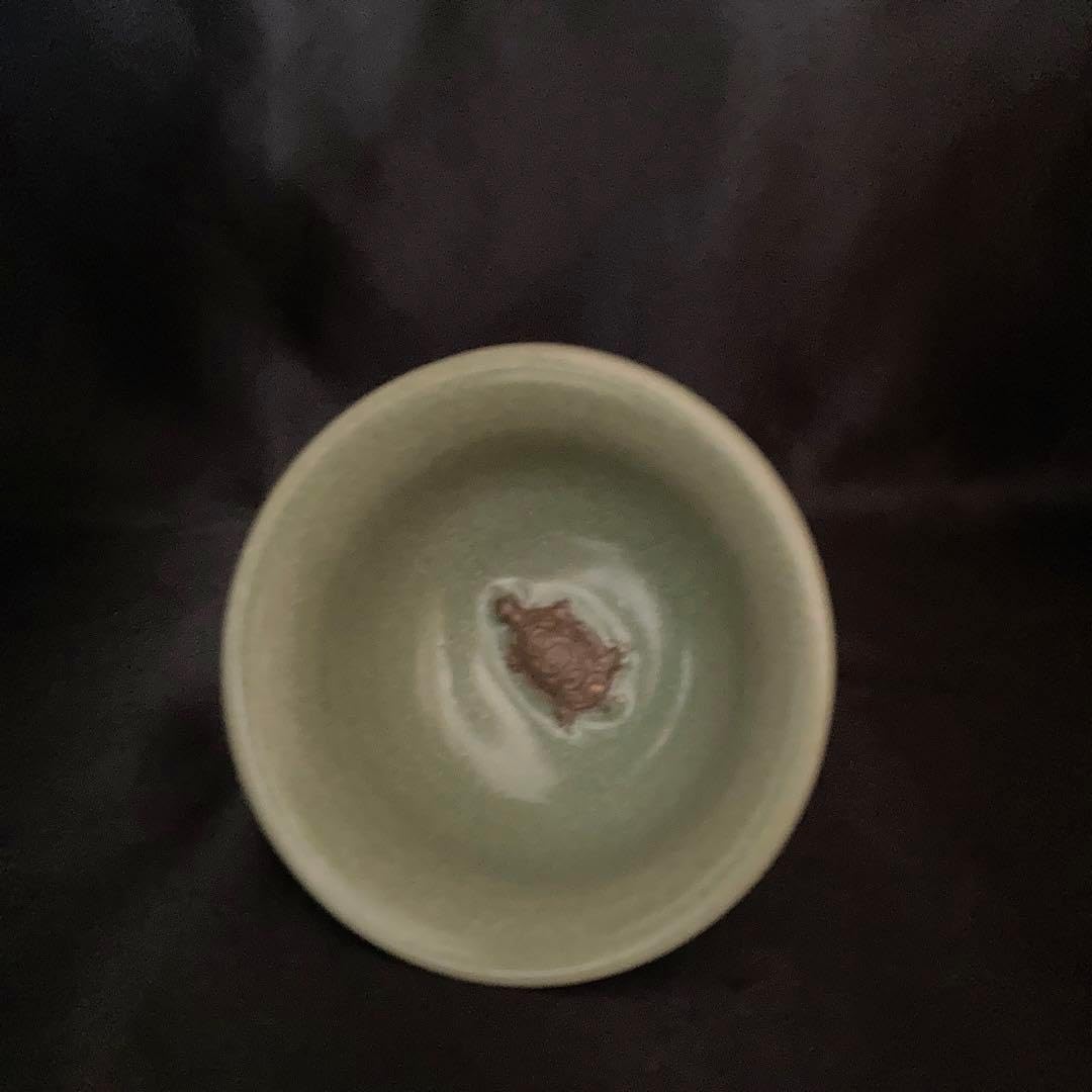 昇龍洞龍泉窯貼亀形紋馬上盃（明時代） 高:8㎝、口径: