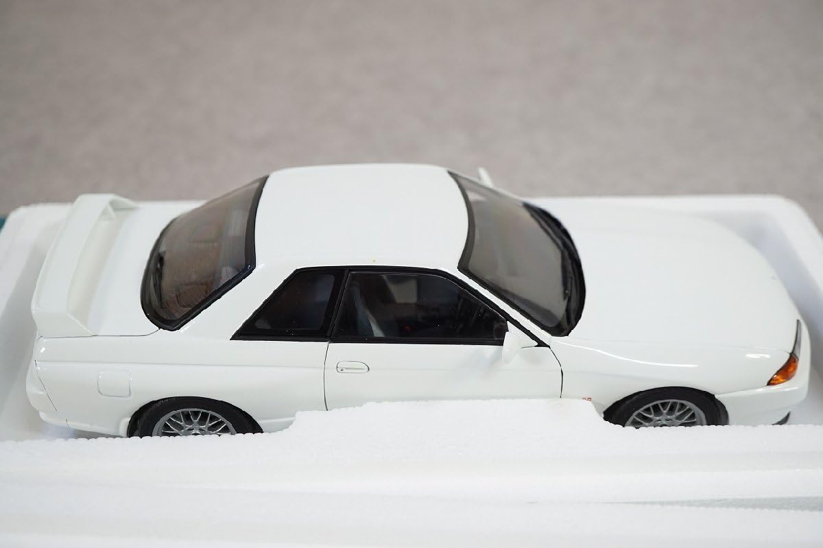Amazon.co.jp: 1/18 Nissan SKYLINE Skyline GT-R (R32) V-spec II