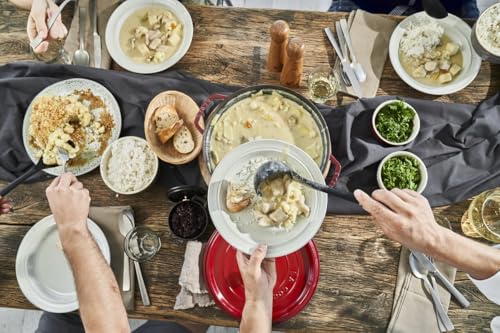 Foto von STAUB Gusseisen Bräter/Cocotte, rund 28cm, 6,7L, Aromaregen Funktion für optimale Befeuchtung, Für alle Herdarten inkl. Induktion & Backofen, Kirschrot