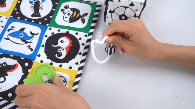 Jouet Montessori Bébé 0-12 Mois - Livre Tissu Noir Et Blanc - Hochet Sensoriel