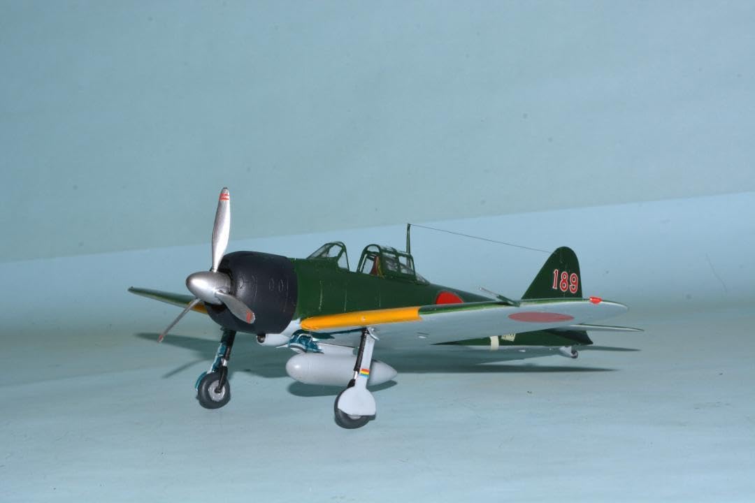 Amazon.co.jp: 完成品 148 海軍 零式艦上戦闘機22型 第582海軍
