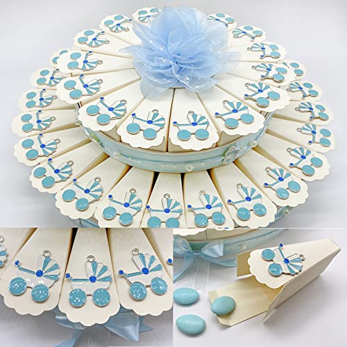 SPECIFICHE: Struttura torta con ciondoli in metallo zama a forma di passeggino, di colore bianco e azzurro.