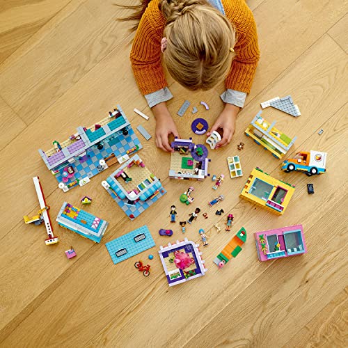 LEGO 41704 Friends L’Immeuble de La Grand-Rue, Maison de Poupée Heartlake City avec Café et Salon de Coiffure, 7 Mini-Poupées