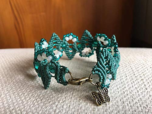 Pulsera macrame verde hojas hecha a mano con rocallas y cuentas cristal. Mide aproximadamente 18 cm. de largo