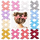 Gran calidad: Todos son lazos para el pelo 100 % hechos a mano. 24 piezas de lazos hechos de algodón y lino con una sensación natural cómoda, muy suaves y ligeros que tus niñas ni siquiera se den cuenta de que lo llevan.