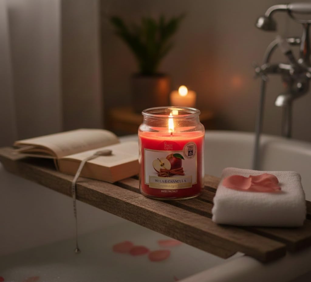 Magic Lights Candela Profumata Mela e Cannella | Stoppino in Legno Scoppiettante Effetto Caminetto | Giara Grande 510g | 90h Lunga Durata | Relax Casa e Atmosfera Accogliente | Made in Italy
