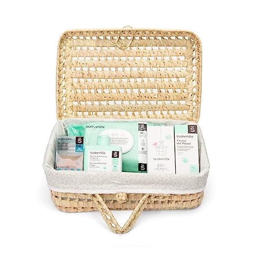 Suavinex, Regalo Bebé Recien Nacido, Canastilla Bebé con Maleta de Mimbre, Incluye: Chupete Zero Zero 0/6 Meses + Baby Cologne 100 ml + Crema del Pañal 75 ml + Toallitas + Loción Hidratante 300 ml