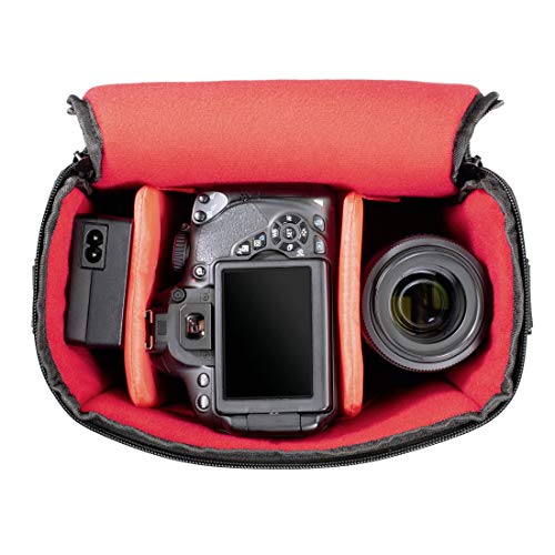 Hama Kameratasche „Albany“ f&uuml;r Digitalkamera (Fototasche f&uuml;r DSLR, mit Zubeh&ouml;rf&auml;chern, Tragegriff, G&uuml;rtelschlaufe und Inneneinteilung, Umh&auml;ngetasche, rei&szlig;festes Polyester, 20 x 11 x 17 cm) schwarz