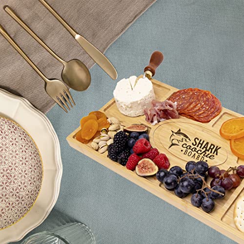 Tabla de Cortar Grande con Diseño de Tiburón Divertido Andaz Press, Tabla para Charcutería y Quesos de Bambú Tallada, Ideal como Regalo para Cumpleaños, Bienvenida a Casa o Navidad miniatura 3