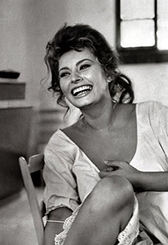 Amazon Com Sophia Loren Poster Smiling Beautiful Italian Actress Prints Posters Prints