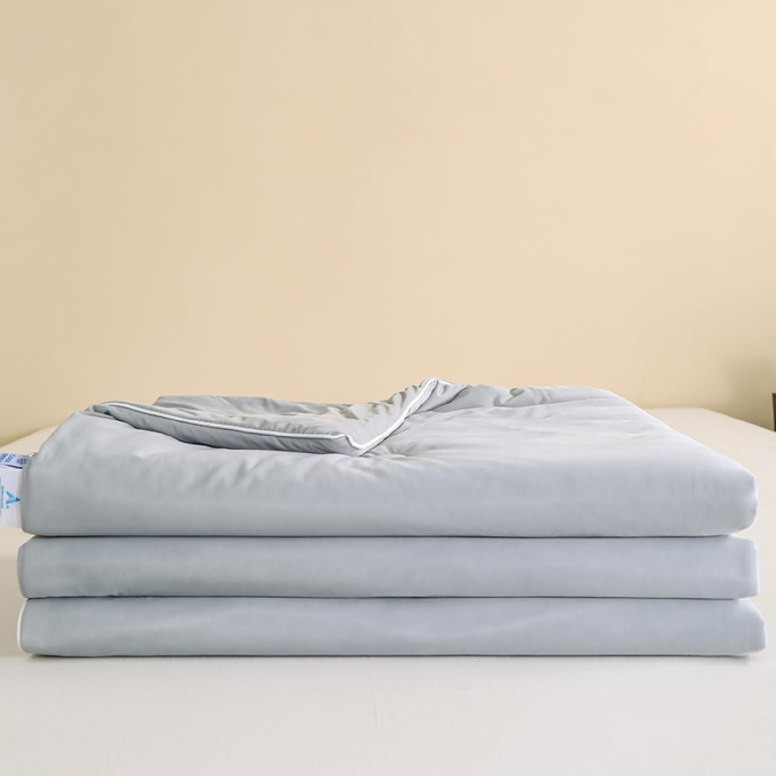 Zcxryfl Grey Thin Cool Quilt Light Luxury Summer Breathable Quilts Single/Double Skin-Friendly Duvet, For Sofa Throw/Lunch Break Blanket/Hot Nights, Nylon Fabric, Washable(Single: 150X200cm,)