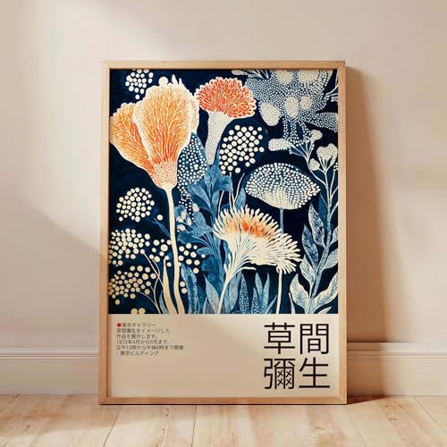 Toile Yayoi Kusama bleu profond art floral Japandi pour sublimer votre salon