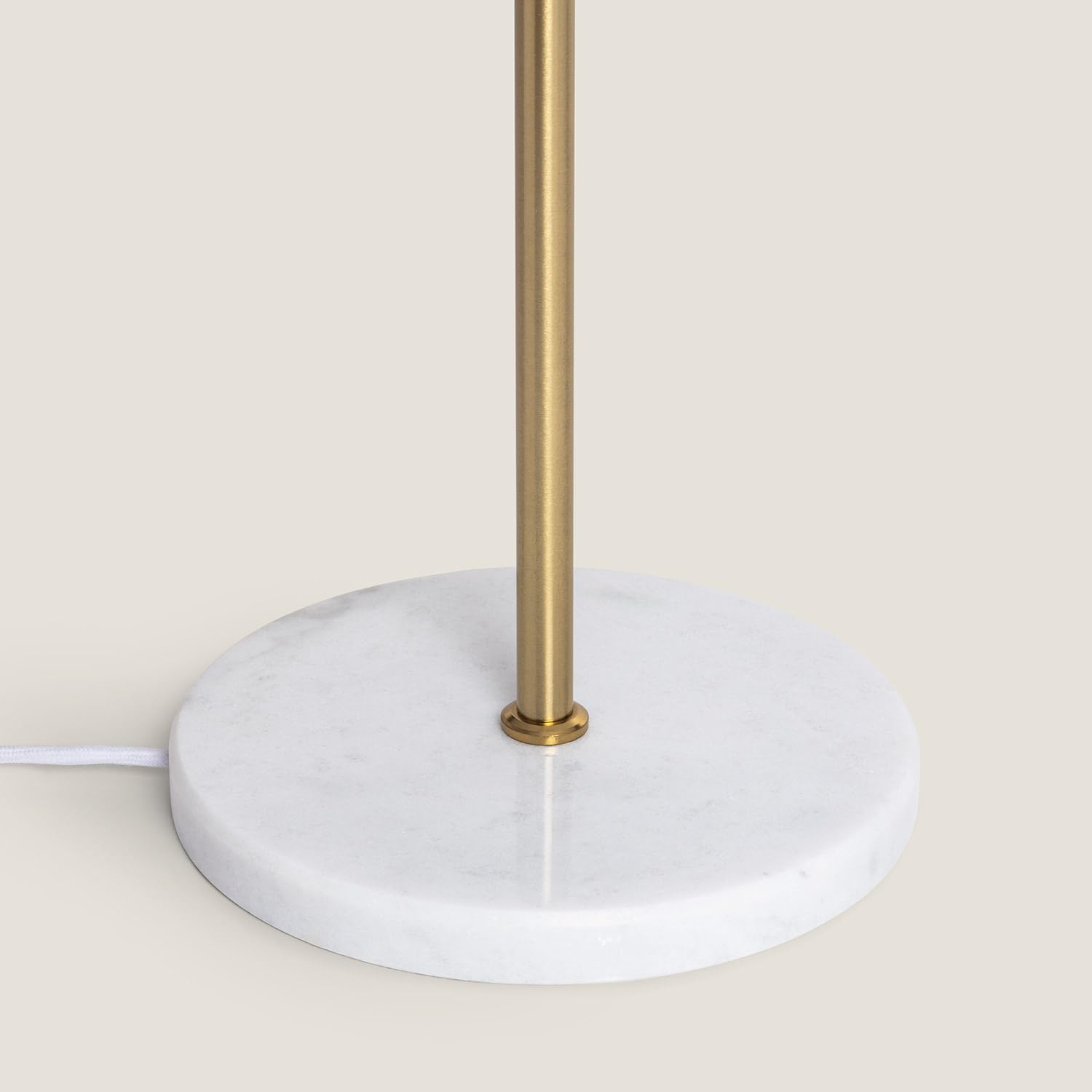 LEDKIA Lámpara de Pie Metal y Cristal Moonlight Brass 2 Focos Dorado | Diseño Moderno | 2 Focos E27 | Ideal para Salón y Dormitorio | Ahorro de Espacio | Acabados en Metal y Cristal