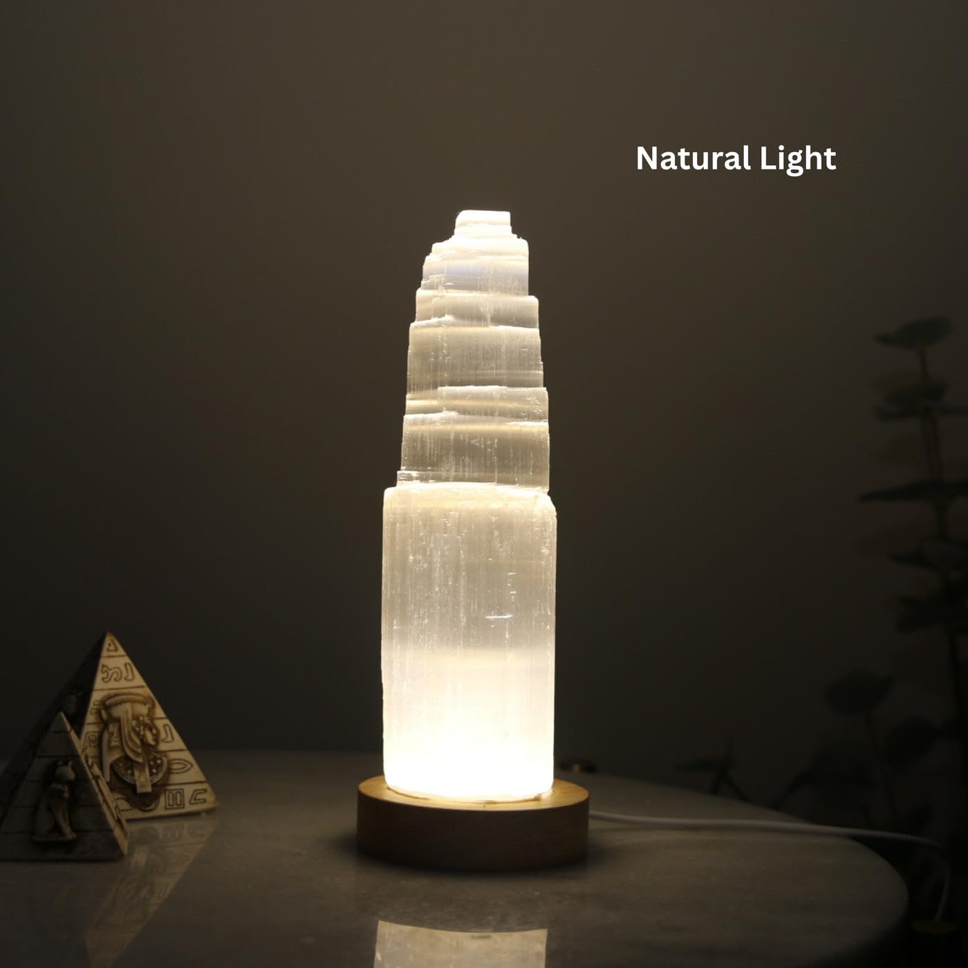 VL Pure Selenit USB Crystal Rock Dimmbare Lampe mit 3 wechselbaren Farben Bergturm Lampe Handgefertigte Holzbasis Meditation Heilung Energie Mineral Heimdekoration (20cm)