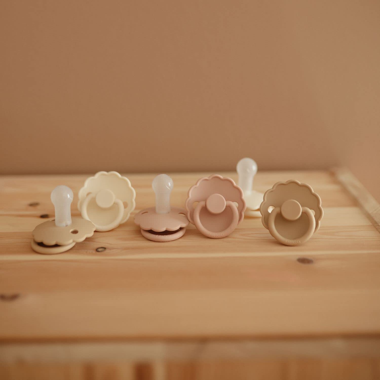 FRIGG Daisy Chupete 2-Pack | Chupete de silicona | Sin BPA | Fabricado en Dinamarca | Tetina simétrica tipo cereza | (Cream/Blush, Talla 2 (6-18 Meses)) - 4