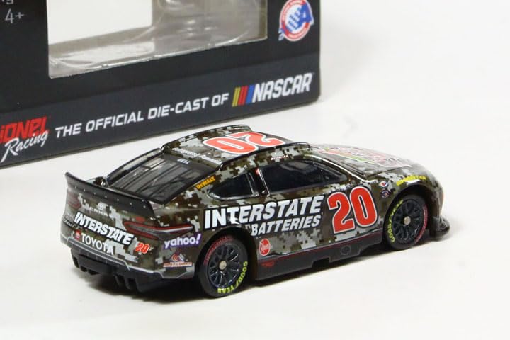 Nascar 2023 Christopher Bell #20 Interstate Batteries Camo Salutes Camry 1/64 miniatura 2