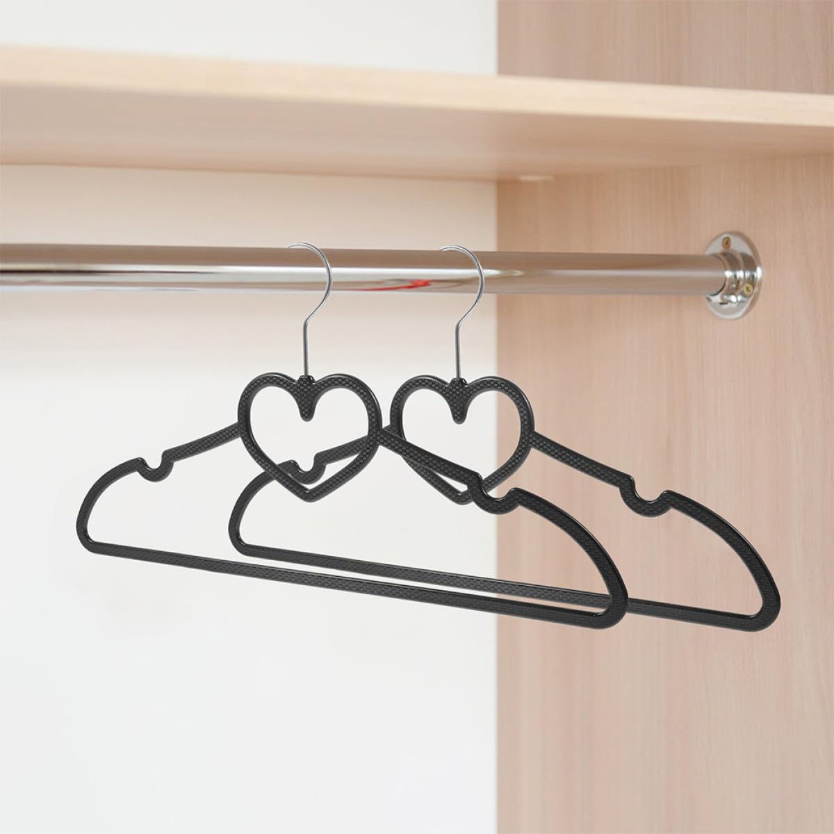 20 Stück rutschfeste Kleiderbügel aus Kunststoff in Herzform Platzsparend und Multifunktional für Pullover und Jacken im Modernen Design
