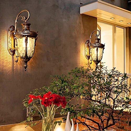 Lampe murale extérieure verre style victorien pour éclairer une entrée de maison