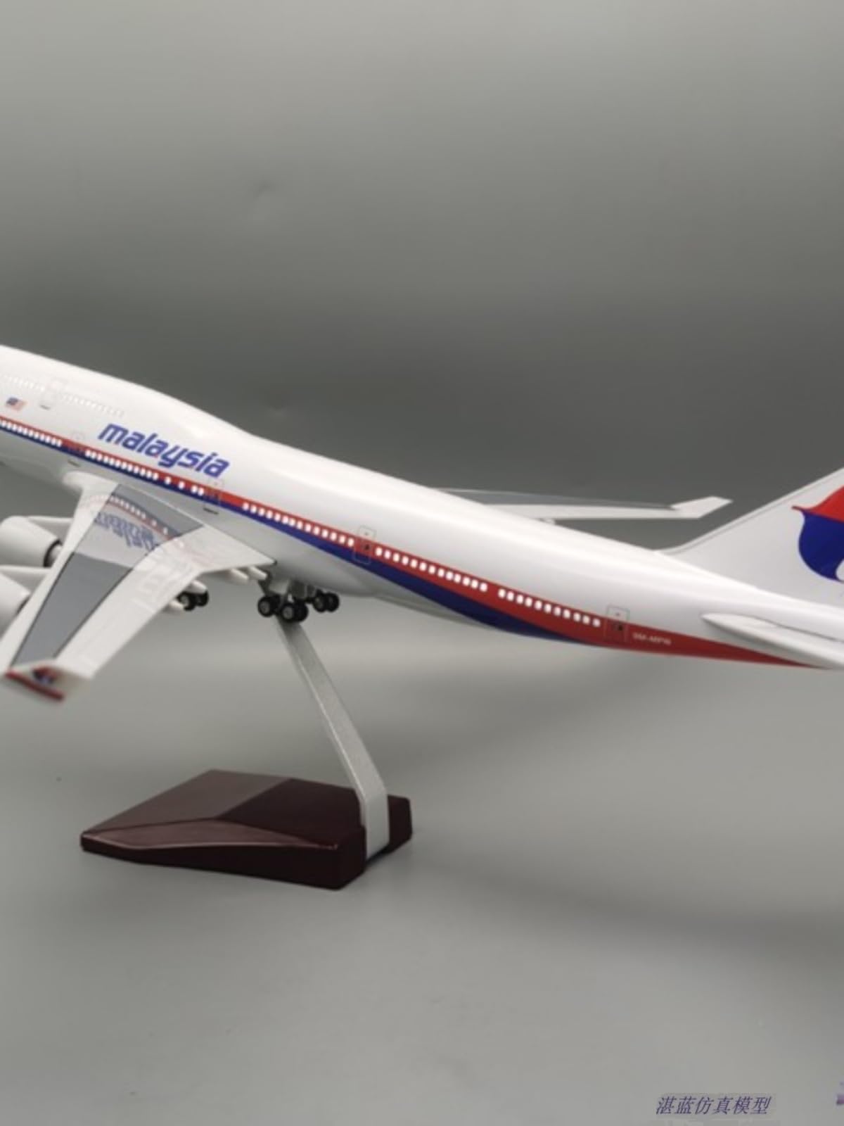 Repliki modeli samolotów Replika samolotów cywilnych w skali 1/150 47 cm Malaysia Airlines dla Boeinga 747 Model samolotu do wyświetlania lotniczego Miniaturowy model samolotu (ze światłem)
