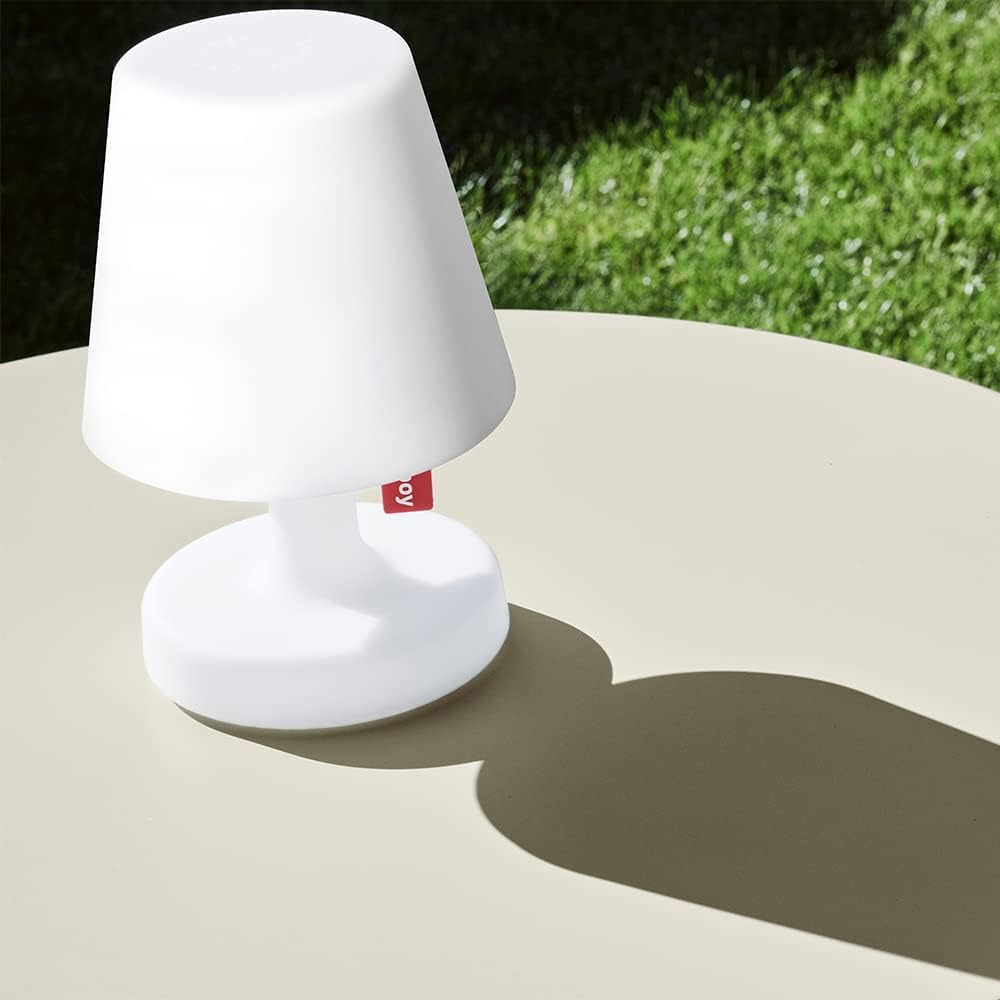 Fatboy Edison The Petit LED Tischlampe - 25cm Höhe - Weiß | Dimmbare Nachttischlampe mit Ladefunktion, Kabellos, Akku für 6 bis 20 Stunden, 3000K Leselampe, Indoor Outdoor Tischleuchte