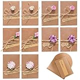 Qualité artisanale rétro : Fabriquée à partir de papier kraft épais, associée à de la ficelle de chanvre naturelle et à des décorations de fleurs séchées artificielles. Chaque carte dégage une chaleur artisanale et donne aux messages manuscrits un caractère rituel et de collection.