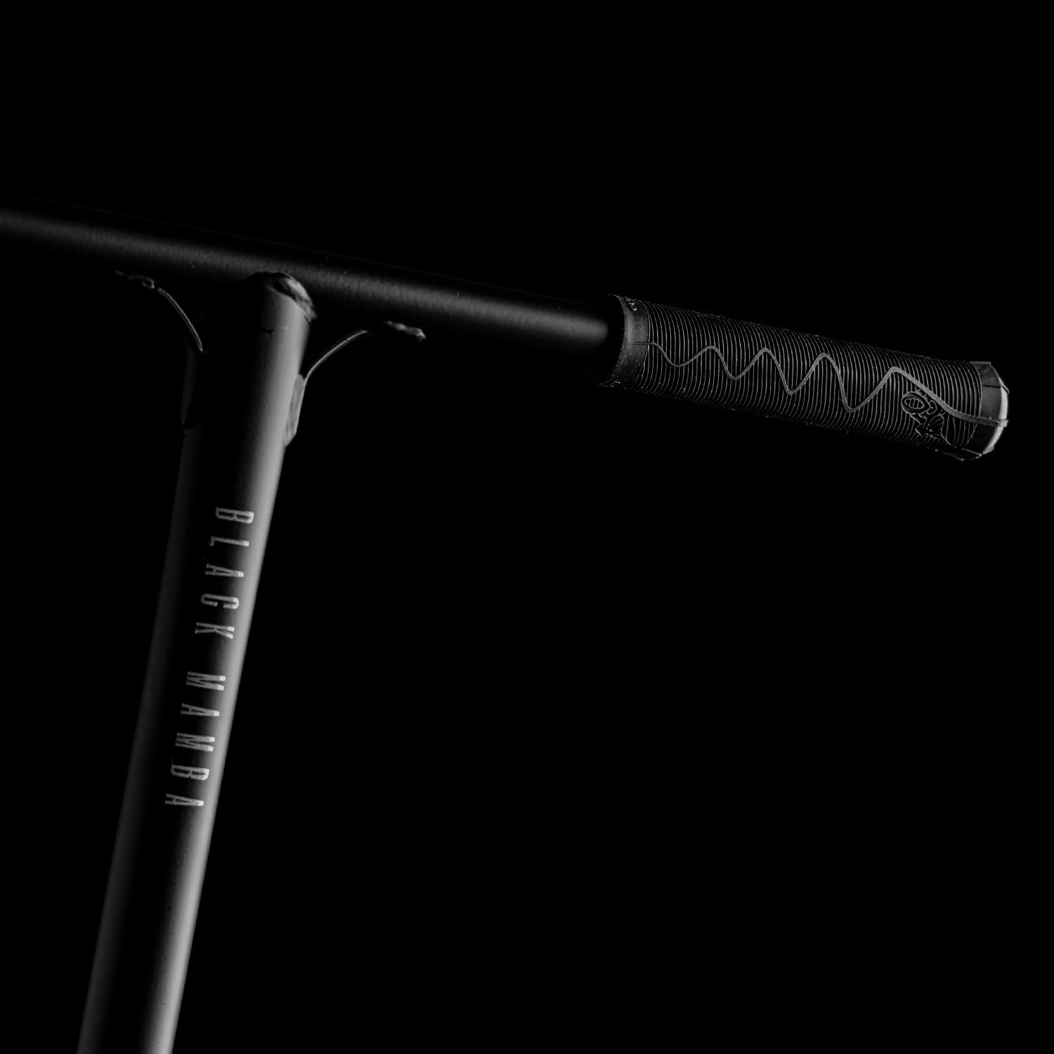 Movino Black Mamba Scooter, Sistema de compresión SCS, rodamientos sellados, Horquilla de Aluminio, Ruedas de Aluminio de 110 mm, Plataforma Grande de 56 x 13,5 cm
