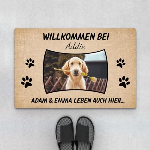 Geschenke Mall Personalisierte Fußmatte - Willkommen In Unserem Zuhause Von - Fussmatte Mit Namen, Fussmatte Selbst Gestalten, Fussmatte Familie, Fussmatte Hund Personalisiert (Modell #1)