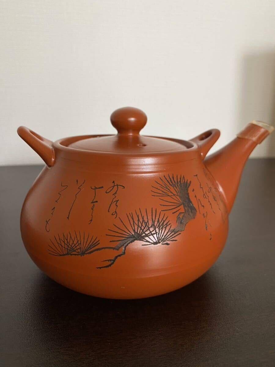 前茶道具　常滑焼　光松作　朱泥　松漢詩刻　横手急須　V　8654 常滑焼 朱泥松皮急須 玉光陶園作 [東山堂煎茶器店 オンラインショップ