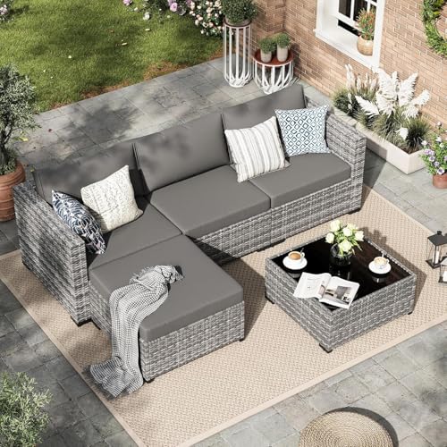 Amopatio Rattan Gartenmöbel-Set, Poly Rattan Sitzgruppe Couch 5 Teilig mit 3er Sofa, Sessel, Kissen und Glastisch für Garten, Terrasse und Balkon, Lounge-Set, Grau-meliert & Dunkelgraue Bezüge
