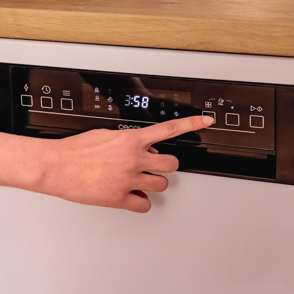 Donna che carica i piatti nella lavastoviglie Cecotec.