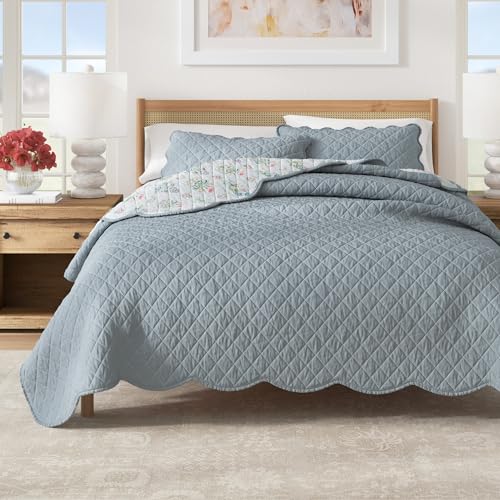 Great Bay Home Twin/Twin XL 100% Cotton Scallopeded Quilt Set with Shams - Reversible Blue Floral - Lightweight, Breathable, All-Season Bedding - 2-Piece Twin Bed Set (Thriving Flowers)