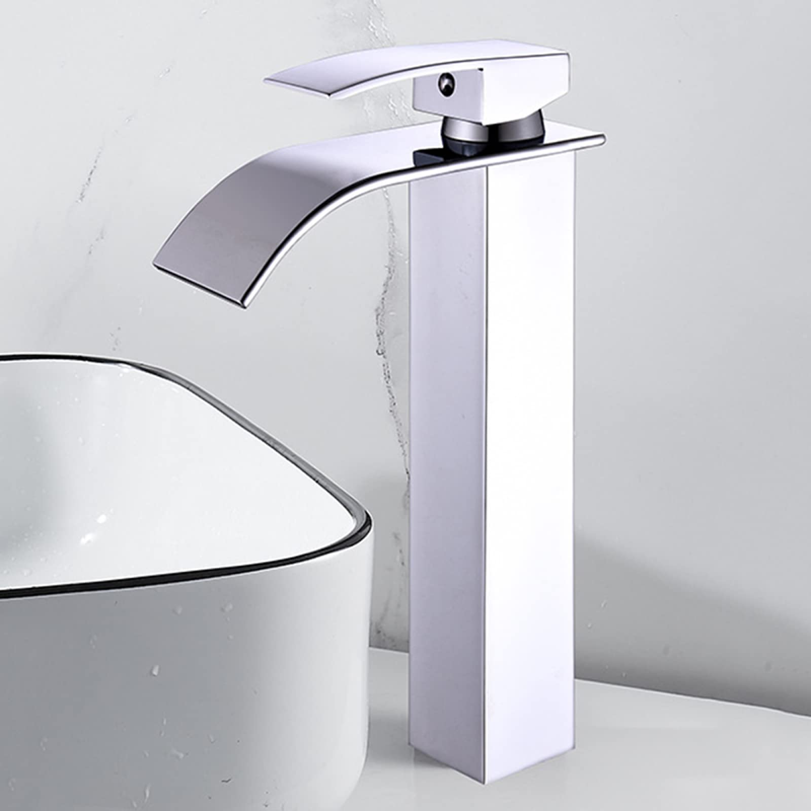 Grifo de cascada cromado LWX ideal para renovar el lavabo del baño principal o aseo de invitados