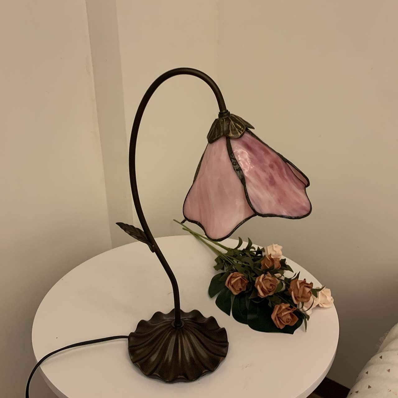 Bieye L30810 Tischlampe im Tiffany-Stil mit Blumenmotiv, Buntglas, 20,3 cm breiter Lampenschirm aus gebogenem Glas, Seerosenblatt-Sockel (Rosa, 1 Licht)