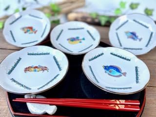 Amazon｜百華園 九谷【皿揃え】魚紋絵変り 4寸梅型 裏絵 磁器 直径約