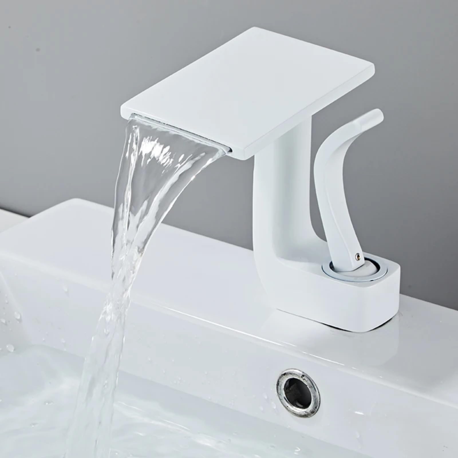 Mitigeur de lavabo cascade blanc pour transformer votre salle de bain en oasis
