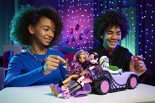 Monster High Ghoul Mobile - Lilafarbenes Cabrio mit schillernden Spinnennetzen, plüschigem Innenraum und Eiskühler in Sargform, Platz für 4 Puppen, Puppen Nicht enthalten, HHK63