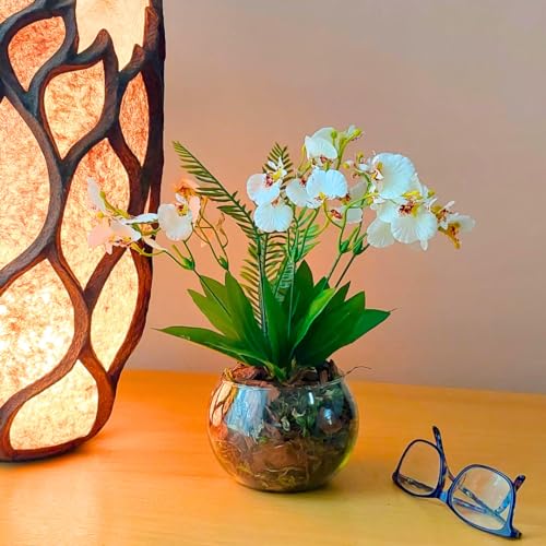 Arranjo de Orquídeas Brancas artificiais em vaso de vidro transparente.