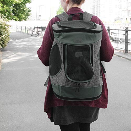 Navaris Mochila para Transportar Mascotas -Transportín Plegable Porta Mascota - Bolso Acolchado y Transpirable Gato Cachorro máx. 15 kg - En Gris 2 MÁXIMA COMODIDAD: Las correas para los hombros y la espalda vienen acolchadas. El espacio interior tiene una superficie esponjosa y una red transpirable para mayor confort de tu gato o cachorro. ¡Transporta a tu mascota más cómodamente!
CIERRE: El cierre con cremallera asegurará que el bolso permanezca cerrado. No tendrás que preocuparte de que tu mascota decida irse por su lado. Lleva a tu conejo de vacaciones, al veterinario o de paseo sin sorpresas.
DETALLES: Tamaño: 31 x 26 x 40 cm / Peso: 750 g / Material: 100% poliéster / Peso máximo del animal: 15 kg / Aperturas: Arriba, abajo y al frente / Color: Gris.