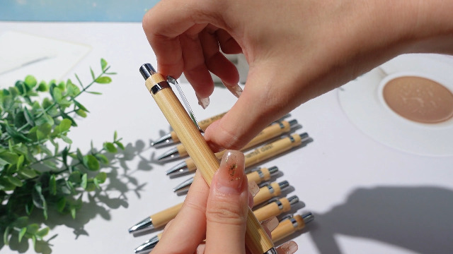 12 Penne Motivazionali In Legno Con Frasi Positive – Penne A Sfera Retrattili, Inchiostro Nero, Regalo Perfetto Per Studenti, Insegnanti E Ufficio